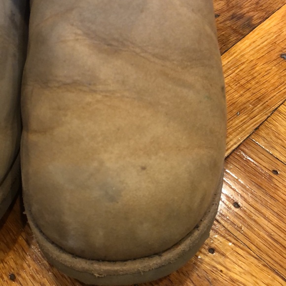 Size 4 in girls Ugg boots - Picture 2 of 3